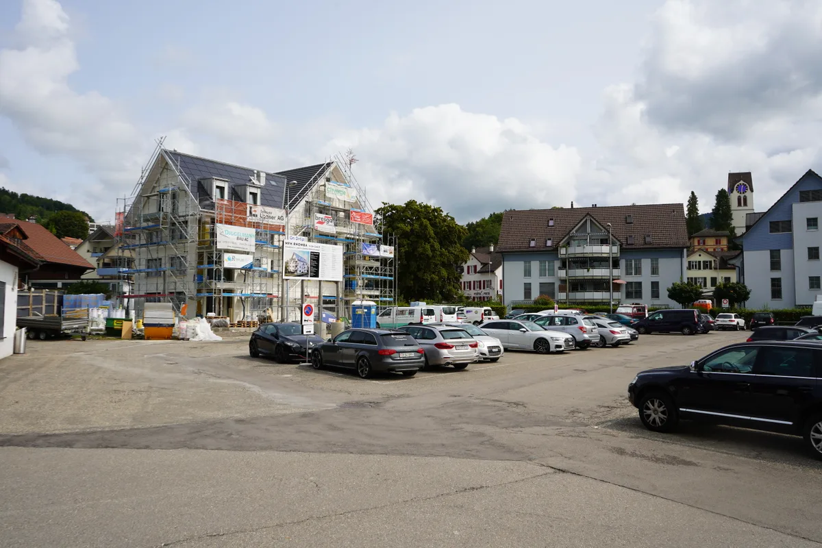 Autos stehen auf einem Parkplatz.